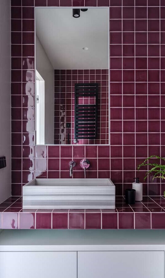 revestimento para banheiro na cor marsala Foto Pinterest