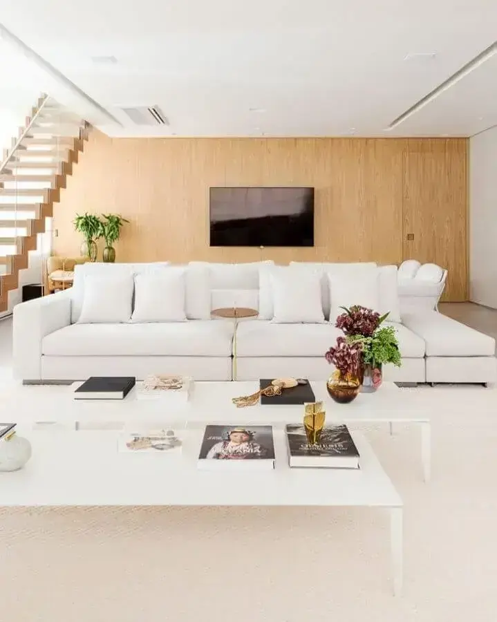 sala ampla decorada com sofá branco Foto Figueiredo Fischer Arquitetos