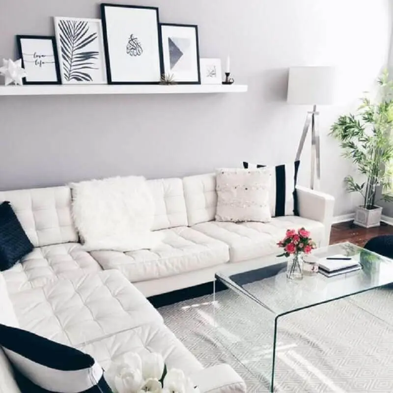 sala clean decorada com sofá branco de canto e mesa de centro de acrílico Foto Pinterest