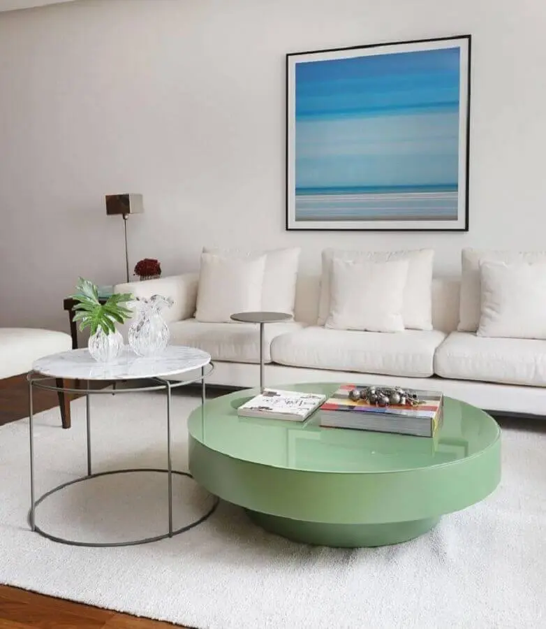 sala clean decorada com sofá branco e mesa de centro redonda verde Foto Studio Baarq