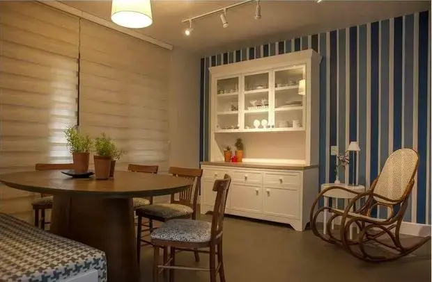 sala de jantar com mesa redonda e papel de parede listrado 