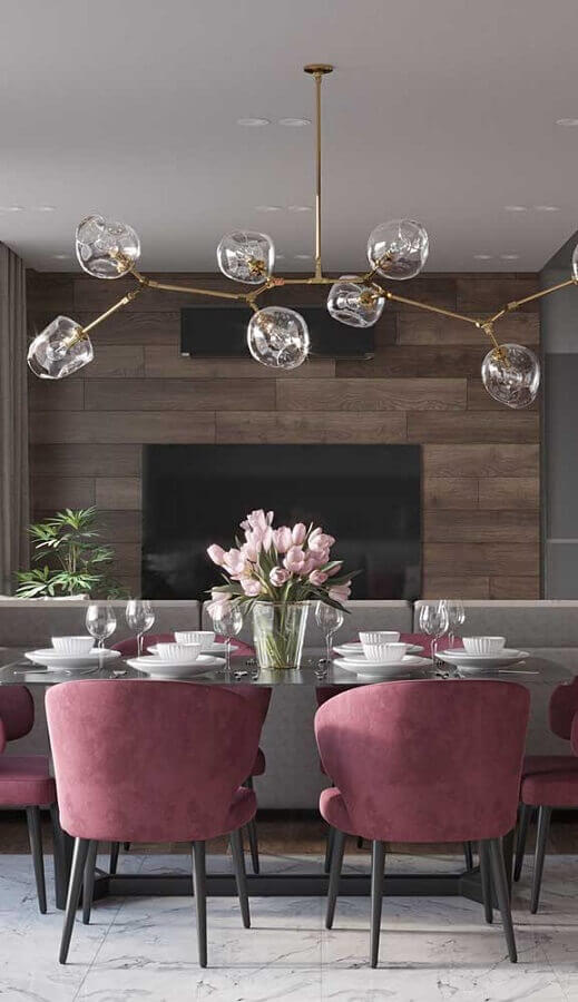 sala de jantar moderna decorada com cadeiras na cor marsala Foto Assetproject