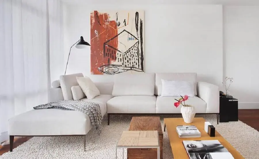 sala decorada com sofá branco com chaise Foto Luiza Bottino
