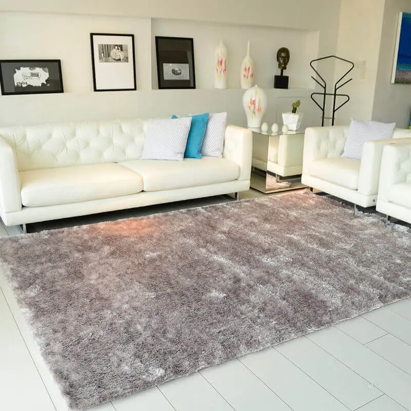 sala decorada com sofá branco e tapete cinza claro Foto Pinterest