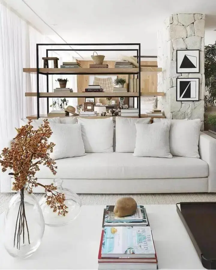 sala decorada com sofá branco e vasos de vidro Foto Andrezza Alencar