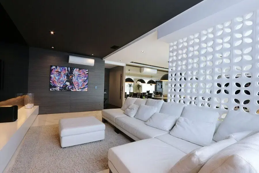sala moderna e ampla decorada com sofá de canto branco e cobogó Foto Pinterest