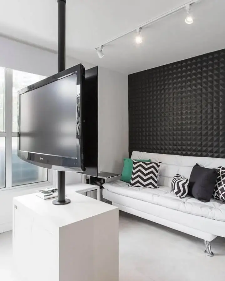 sala pequena decorada com revestimento 3d e sofá branco Foto Sesso & Dalanezi Arquitetura