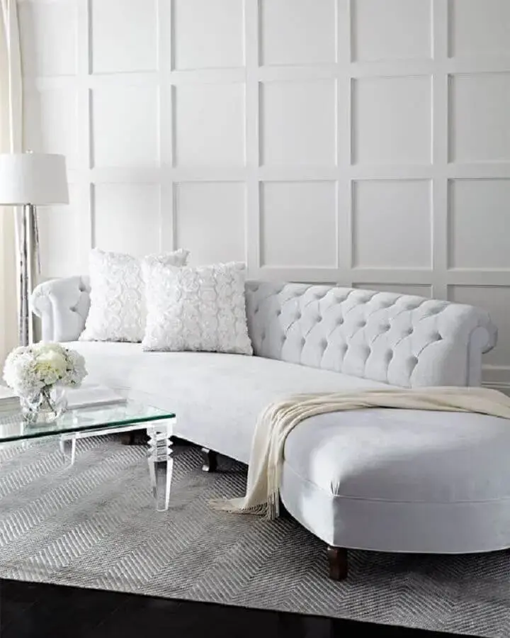sofá branco com encosto capitonê Foto Neiman Marcus
