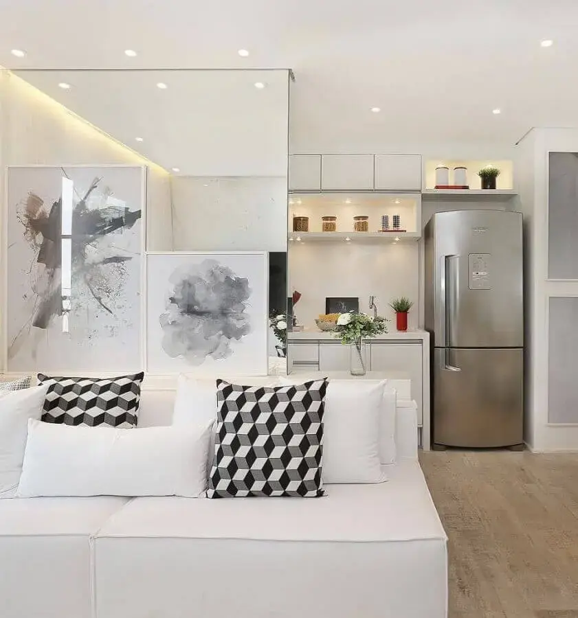 sofá branco para decoração de sala com cozinha integrada Foto Assetproject