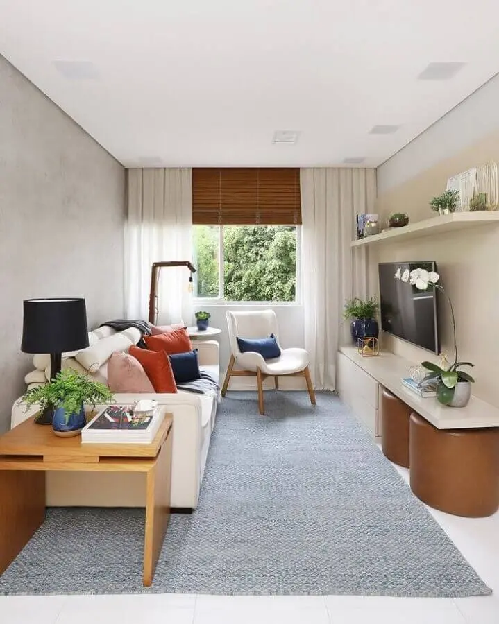 sofá branco para decoração de sala pequena com tapete azul Foto Attic - Interior Design