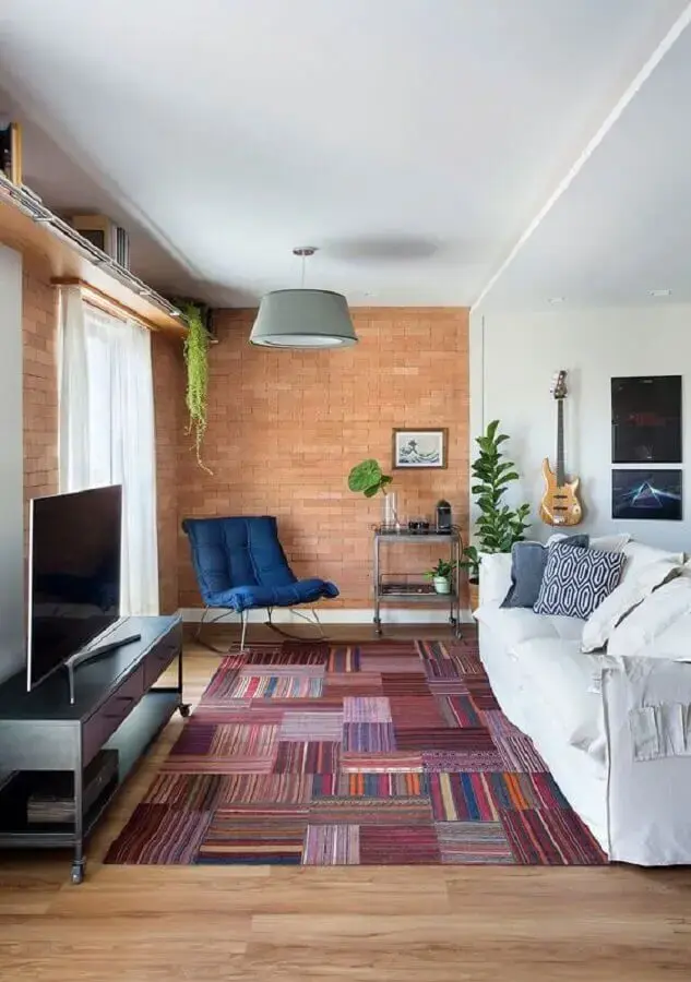 sofá branco para sala de estar decorada com parede de tijolinho Foto Casa de Valentina