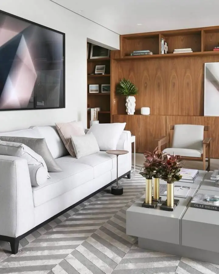 sofá branco para sala de estar decorada com tapete cinza Foto Simone Saccab - Arquiteta