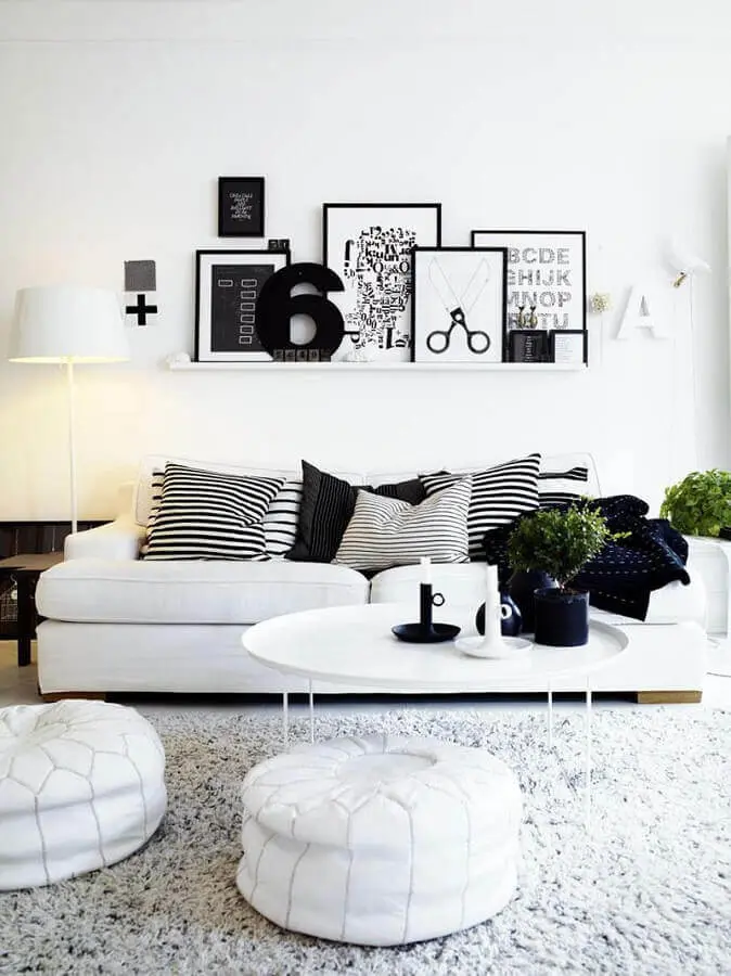 sofá branco para sala decorada preta e branca com puffs redondos Foto Futurist Architecture