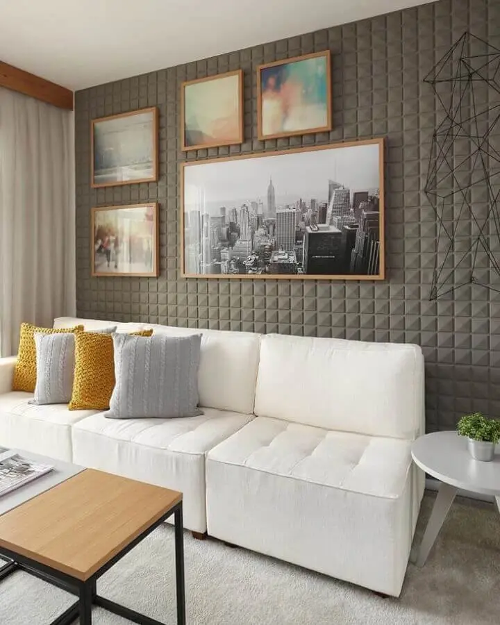 sofá branco para sala moderna com revestimento 3d e almofadas de crochê Foto Sesso & Dalanezi Arquitetura