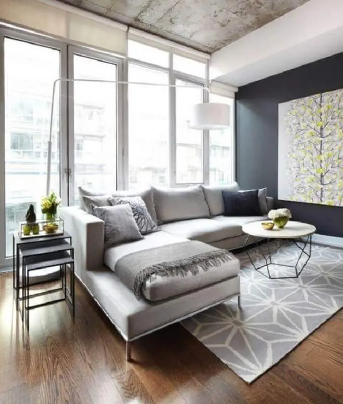 tapete cinza claro com estampa para decoração de sala com mesa de centro moderna Foto Lisa Petrole Photography