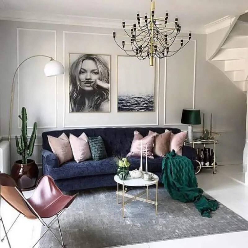 tapete cinza claro para decoração de sala com sofá azul marinho Foto Pinterest
