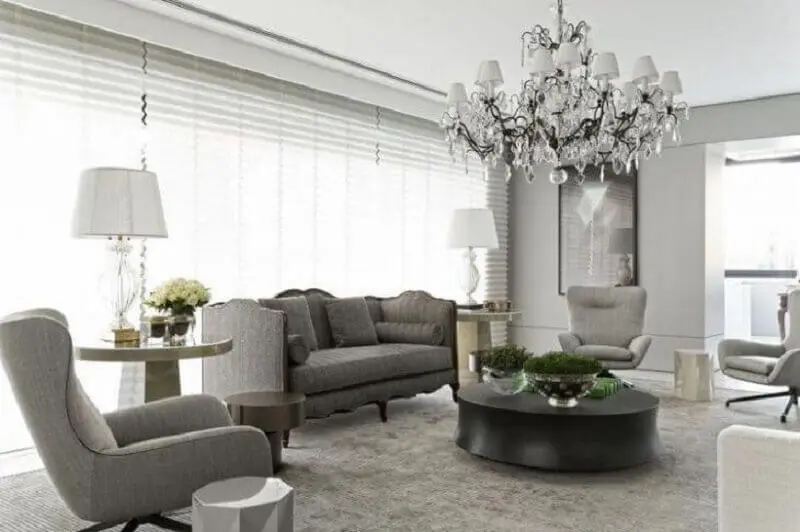tapete cinza claro para sala com decoração clássica Foto Roberto Migotto