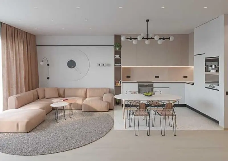 tapete cinza claro para sala integrada com cozinha decorada com sofá rosa Foto JERA Arquitetura e Engenharia