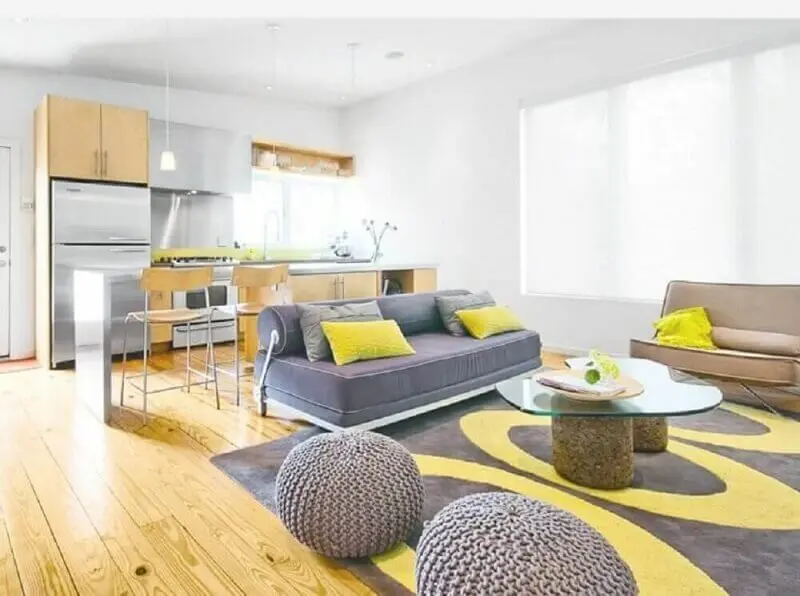 tapete cinza e amarelo para decoração de sala ampla com puff redondo de crochê Foto Home Design Ideas
