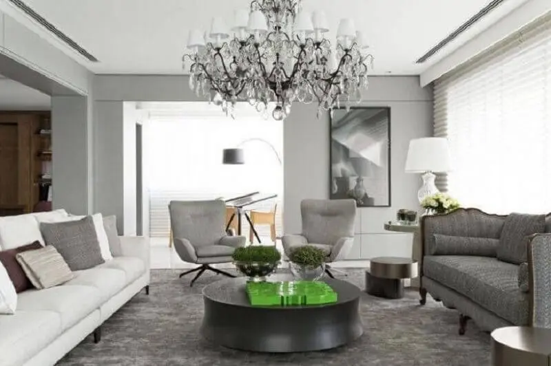tapete cinza para sala decorada com dois modelos de sofá e lustre candelabro Foto Roberto Migotto