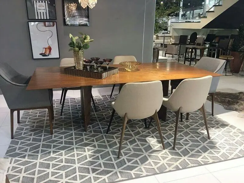 tapete geométrico cinza para sala de jantar com mesa de madeira Foto Pinterest
