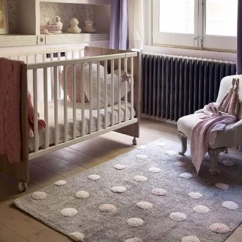 tapete rosa e cinza para quarto de bebê com piso de madeira Foto Momy Home & Kids Decor