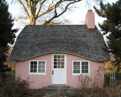 casa cinza com telhado cinza e paredes cor de rosa