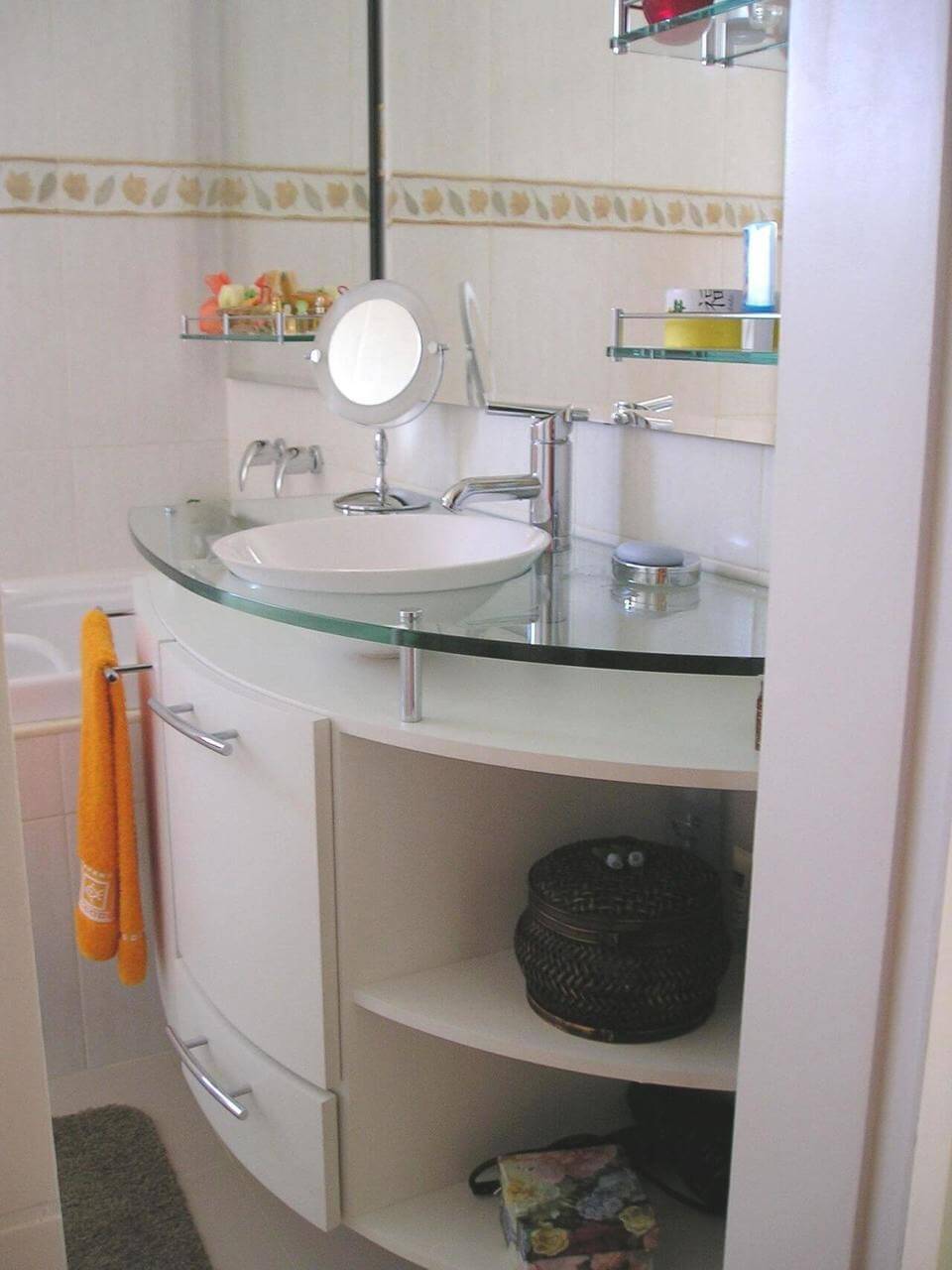 toalha de lavabo - lavabo com gabinete de tampo de vidro 
