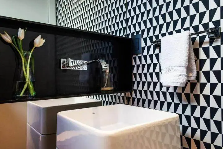 toalha de lavabo - lavabo com papel de parede geométrico 