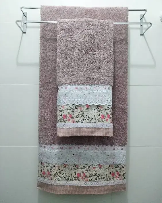 toalha de lavabo - toalha salmão com detalhes floridos 