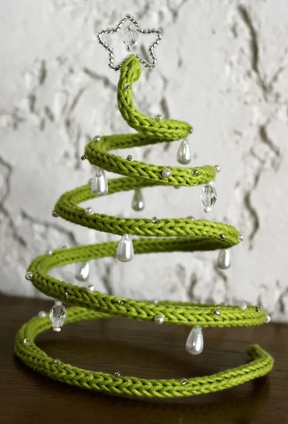 tricotin - pequena árvore de natal em tricotin 