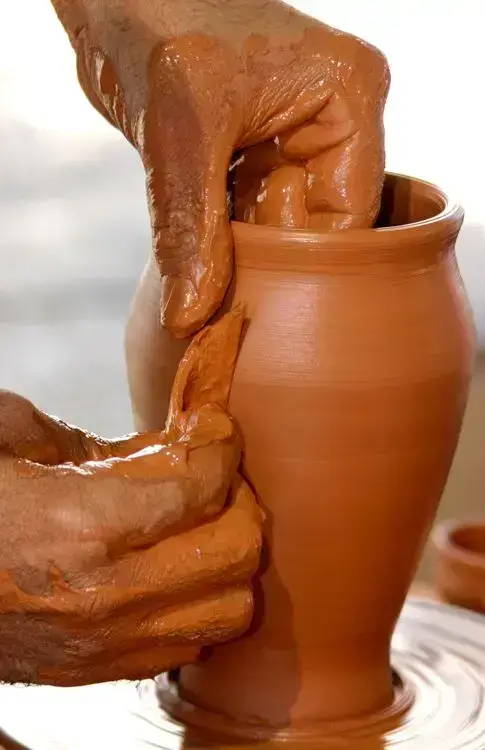 vaso de barro - vaso de barro sendo feito 