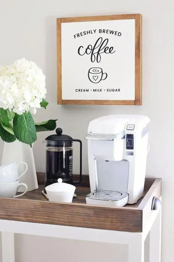 A cafeteira não pode faltar no cantinho do café. Fonte: Angela Marie Made