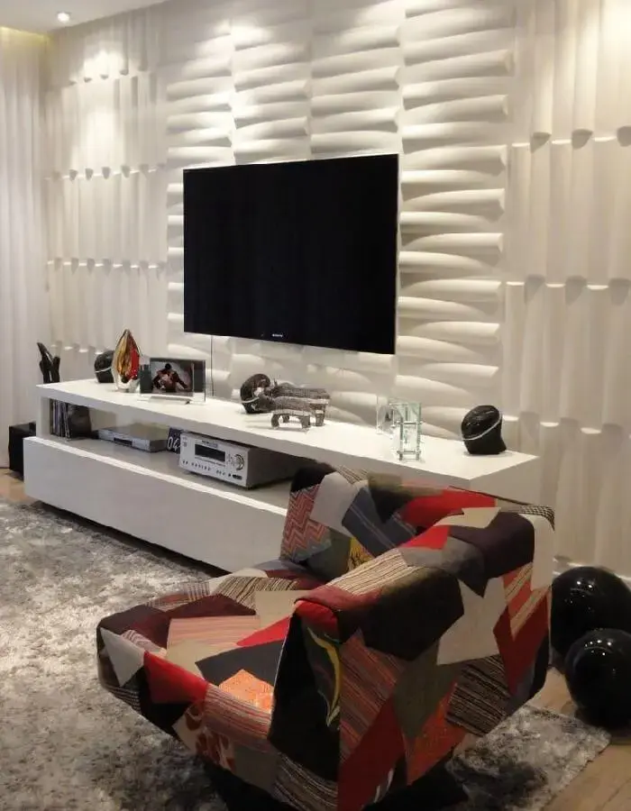 A placa de gesso 3D trouxe textura para a decoração da sala de estar