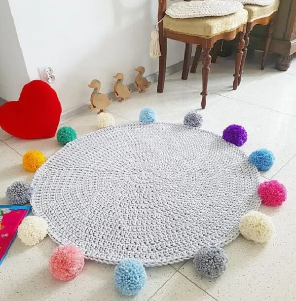 Acabamento feito em pompons deixa seu tapete de crochê ainda mais bonito