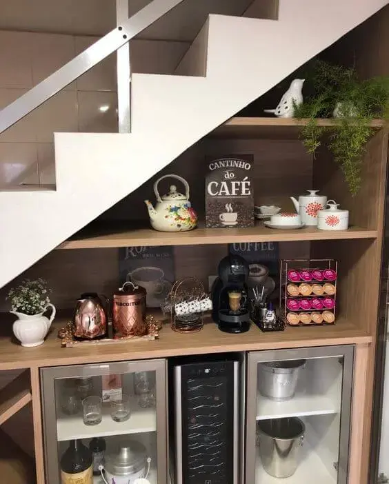 Aproveite o espaço embaixo da escada para criar um cantinho do café. Fonte: Fashion Bubbles