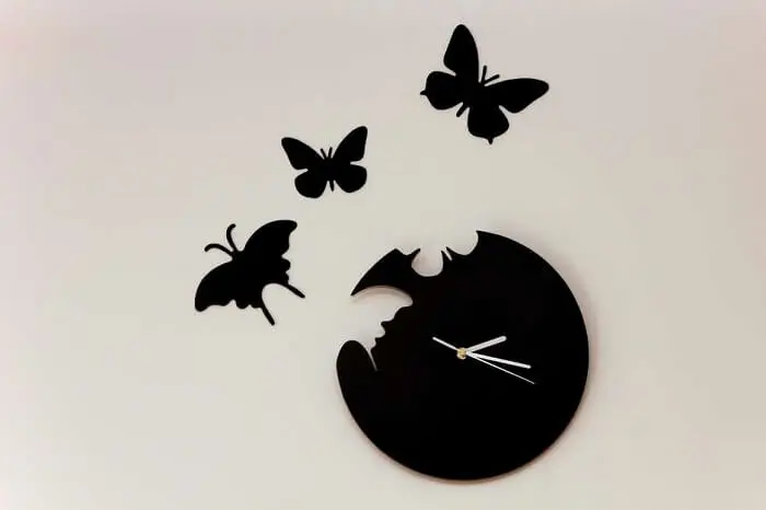 As borboletas se destacam neste relógio de parede