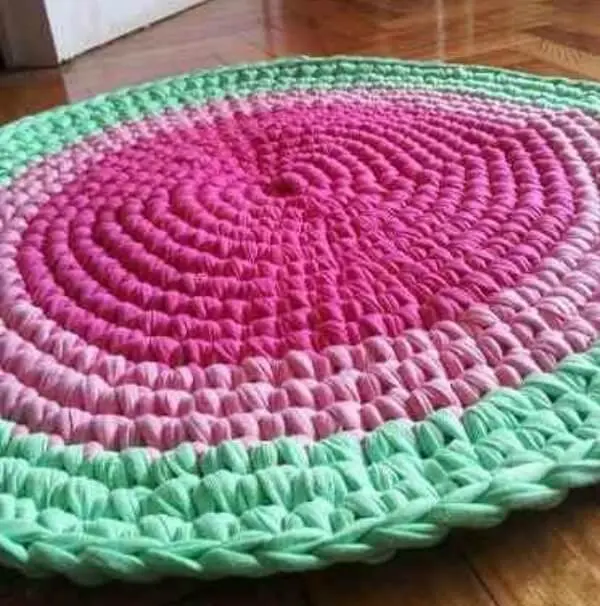As cores desse tapete de crochê lembram uma melancia