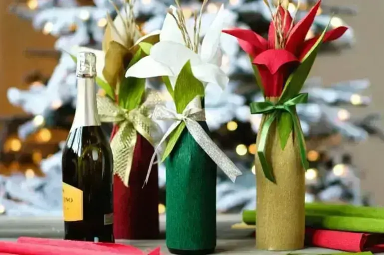 As garrafas decoradas complementam a decoração do ambiente