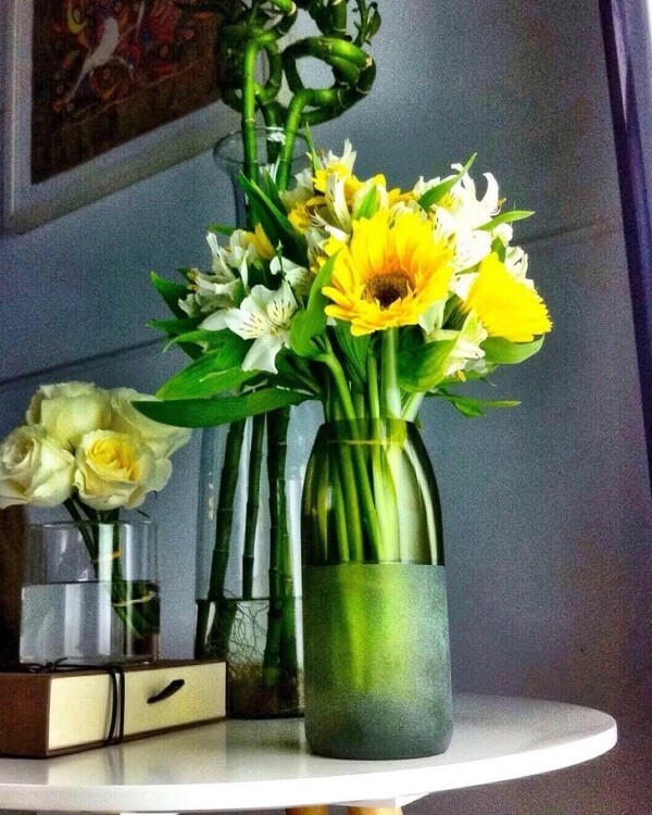 As garrafas decoradas podem virar lindos vasos de flores