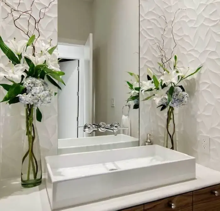 Banheiro com decoração delicada recebe acabamento com placa de gesso 3D