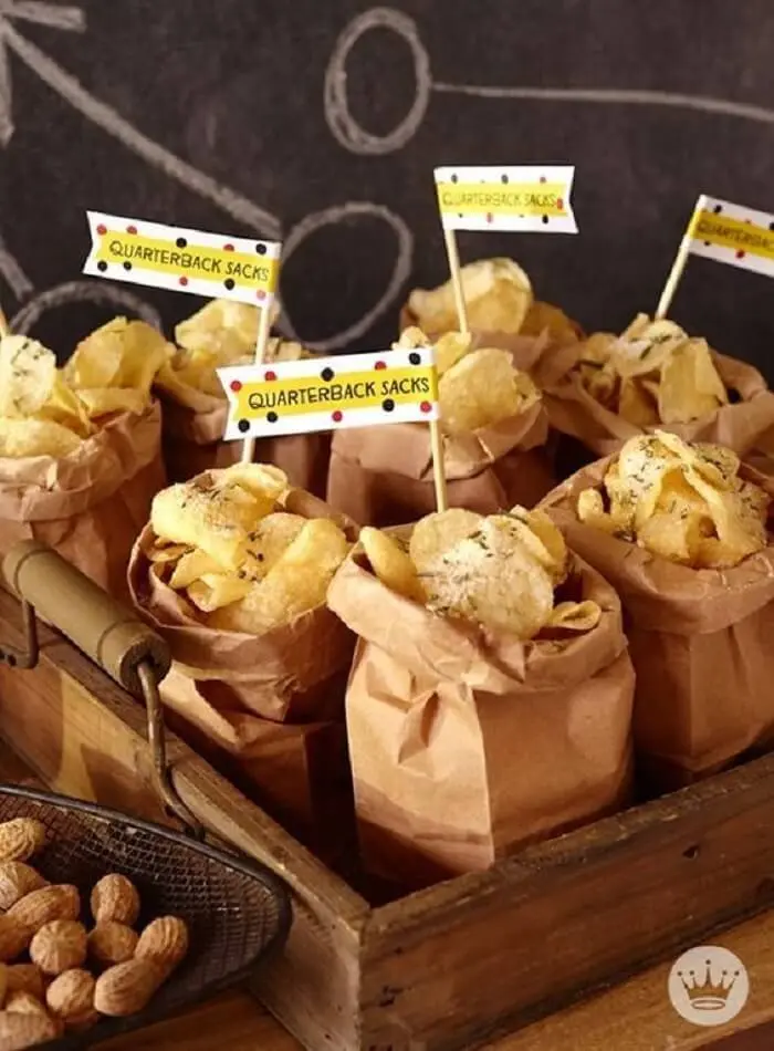 Batata Chips da festa Chá Bar distribuída em sacos de papel