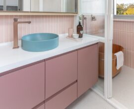 Banheiro feminino com gabinete rosa e cuba redonda. Fonte: Duda Sena