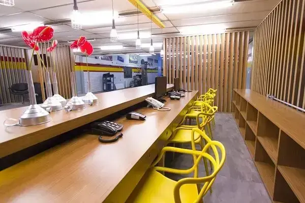 Cadeira allegra amarela usada em escritório