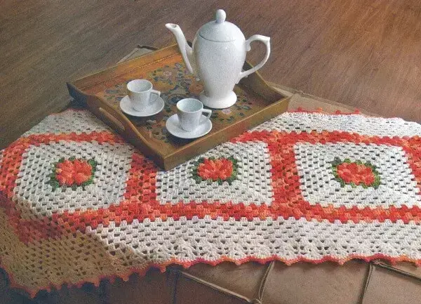 Caminho de mesa de crochê crochê vermelho
