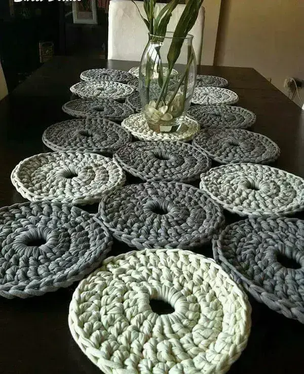 Caminho de mesa de crochê cinza e branco