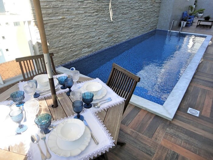 Casas com piscina com pastilha azul. Fonte: Gabriela Herde