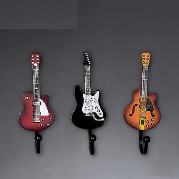 Gancho de parede feito de resina em formato de instrumentos musicais