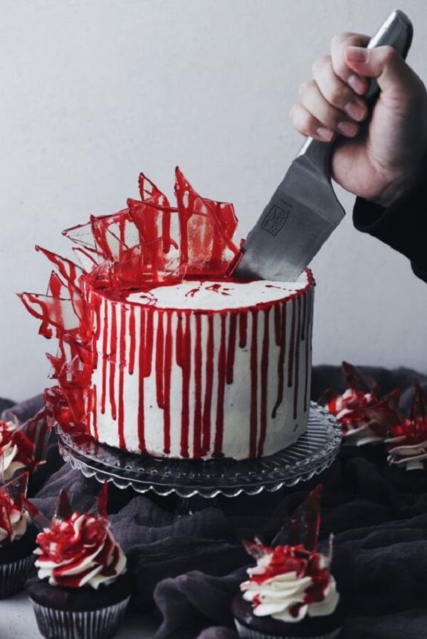 Cobertura de morango simula sangue no bolo de halloween