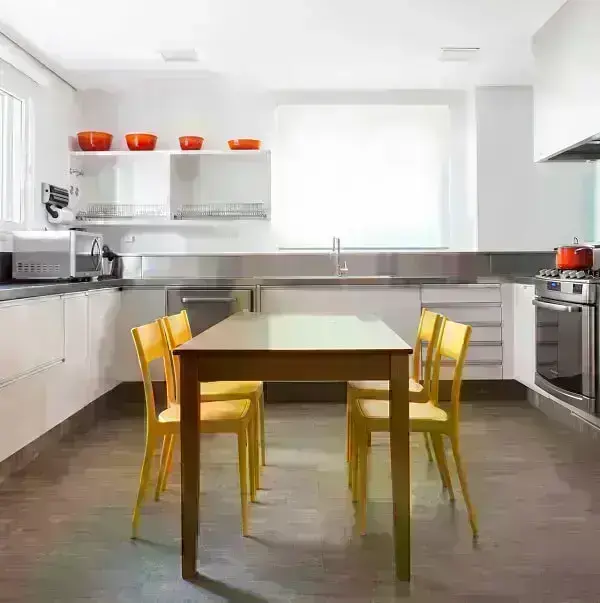 Cozinha clean com cadeira amarela